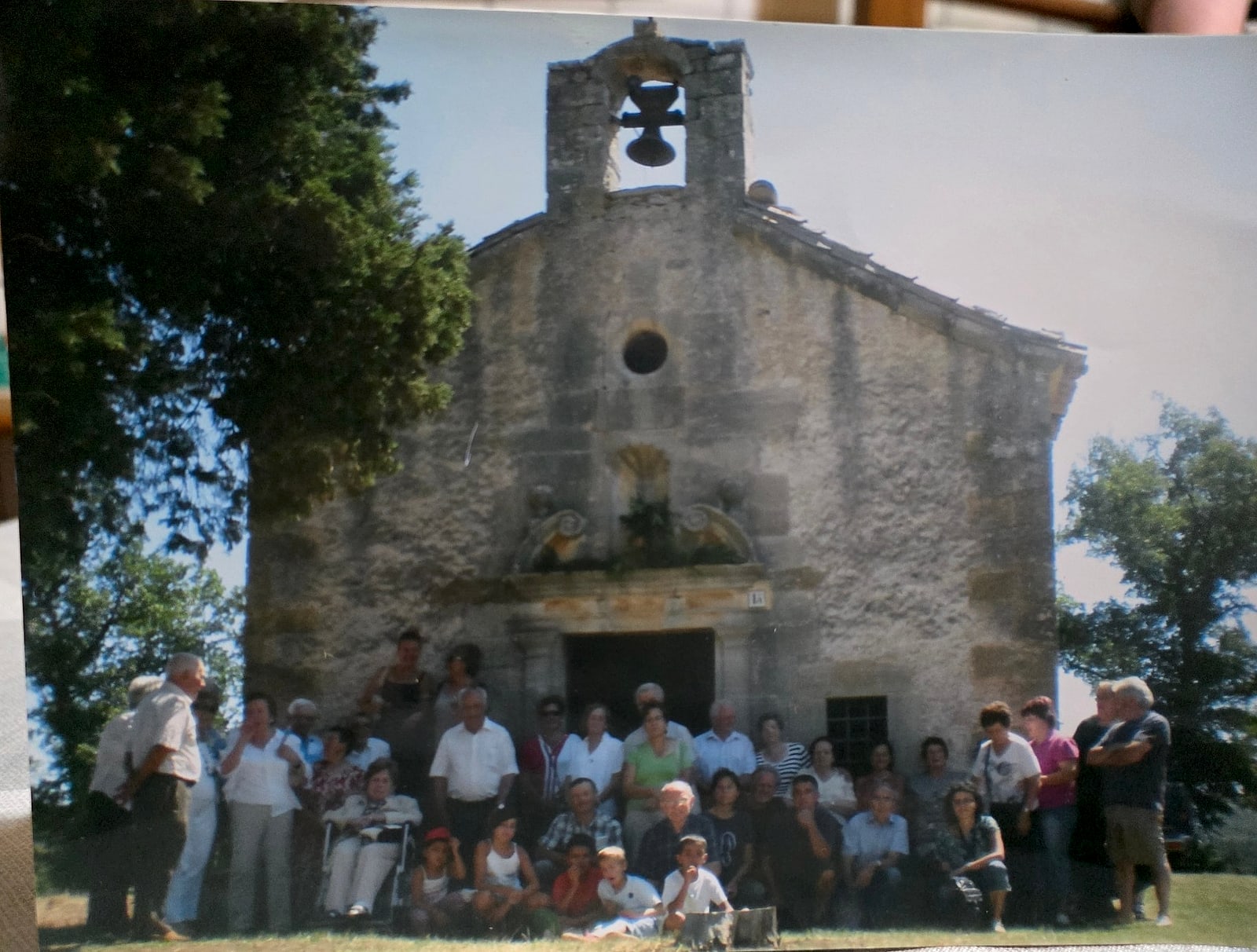 Grup de persones al portal de l'ermita de Sant Jaume de la Coma, fotografia sense data