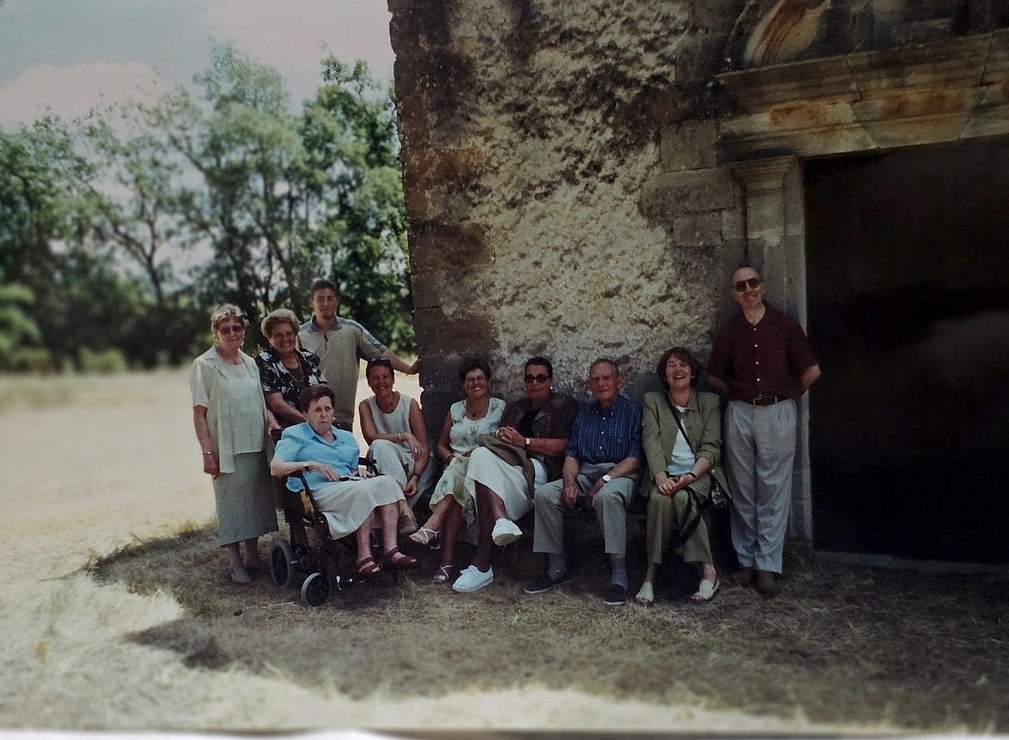 Grup de família i amics al portal barroc de l'ermita de Sant Jaume de la Coma, aplec de 1999