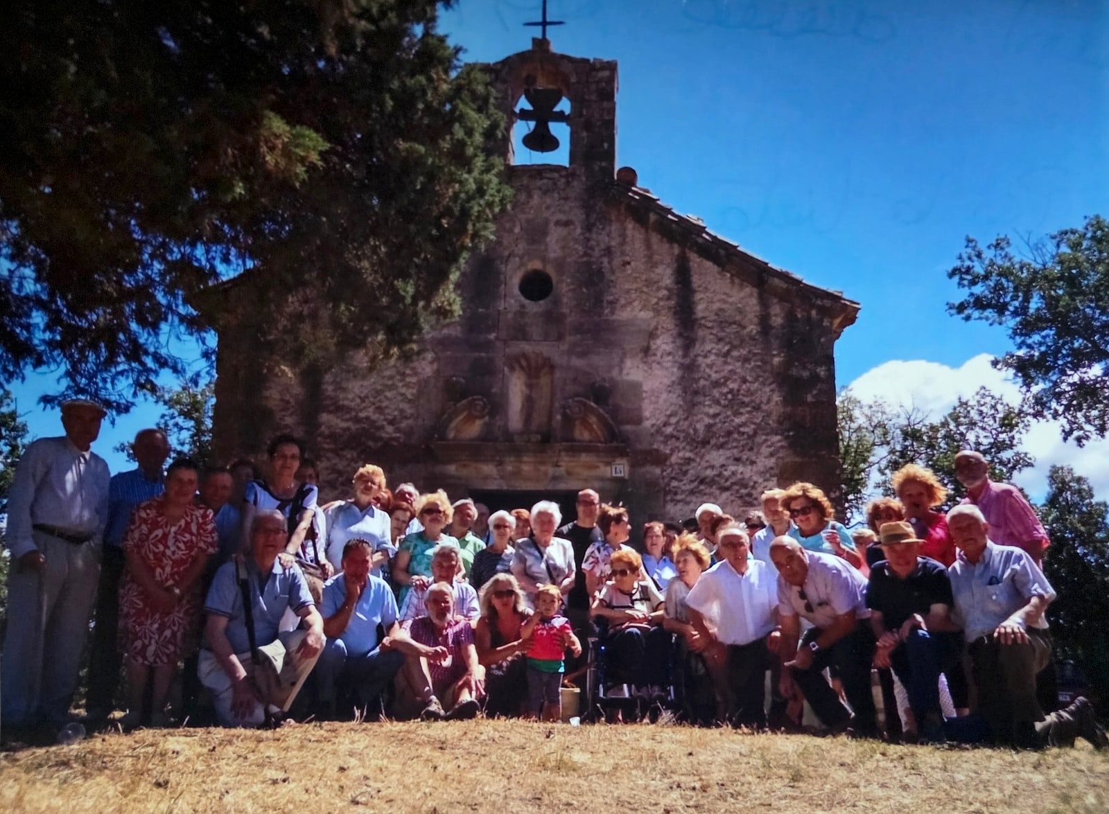 Gran grup de persones reunides al portal de l'ermita de Sant Jaume de la Coma, aplec de 2017