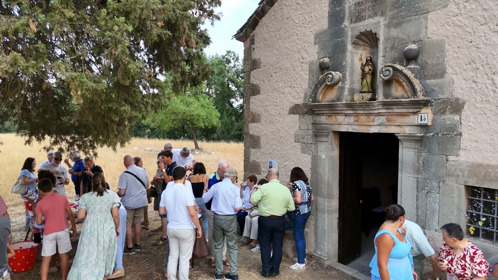 La gent reunida al portal barroc de l'ermita