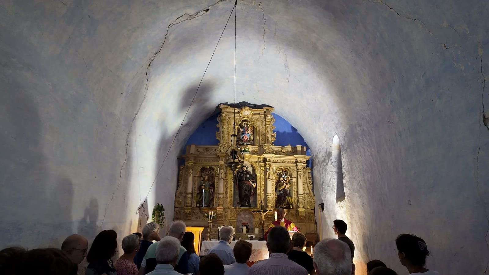 L'interior de l'ermita amb el retaule durant la missa