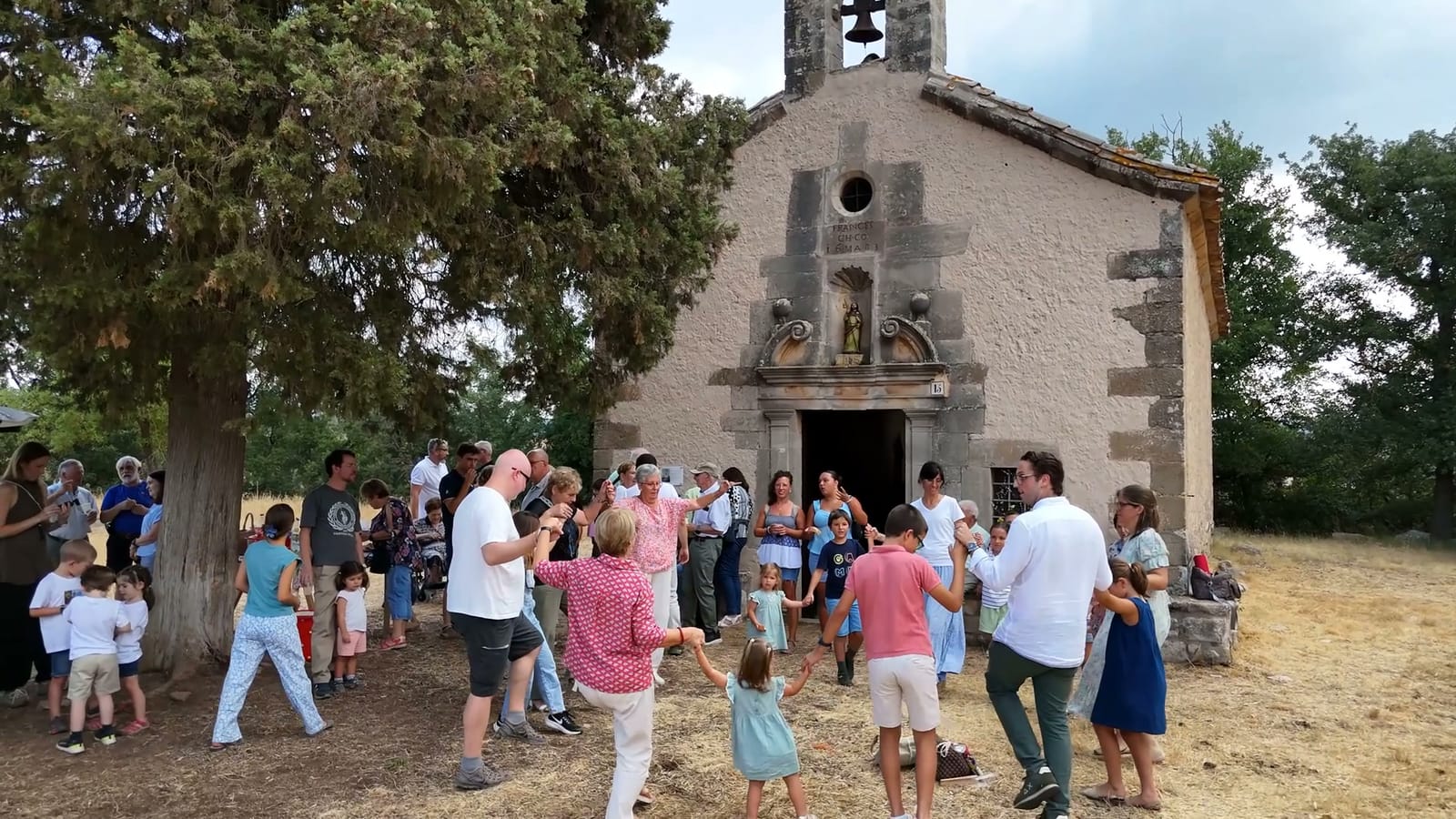 La rotllana davant la façana de l'ermita